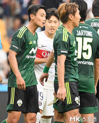 PSG 이강인과 전북 백승호 [MK포토]