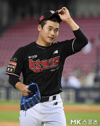 8회 마친 KT 박영현 [MK포토]