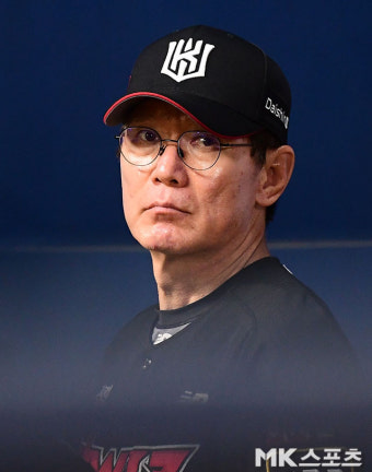 경기 지켜보는 이강철 감독 [MK포토]
