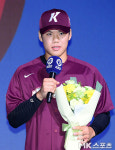 김윤하 ‘1라운드 9순위로 키움에 지명’ [MK포토]