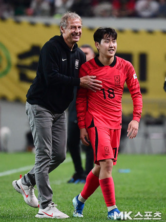 클린스만 감독 ‘이강인 보며 아빠 미소’ [MK포토]
