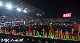 붉은악마와 함께 노래하는 축구대표팀 [MK포토]