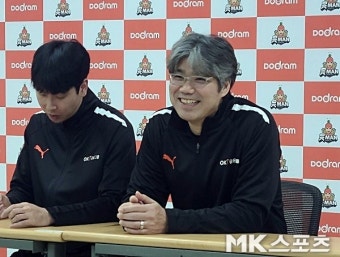 KOVO 데뷔전 치르는 오기노 감독 “내 굿즈 상품에 놀랐어, 한국 배구 인기 실감”