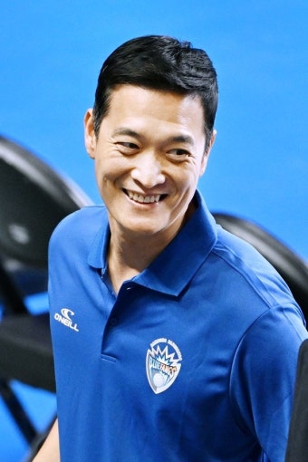 “오랫동안 현대캐피탈에 밀렸는데…” 삼성화재 감독 부임 후 첫 라이벌전 V, 김상우의 환한 미소 [MK천안]