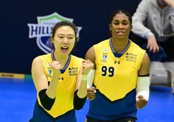 ‘양효진+모마 45득점 합작’ 2연승 현대건설, 흥국생명 제치고 선두 등극…도로공사 첫 승 또 실패 [MK수원]