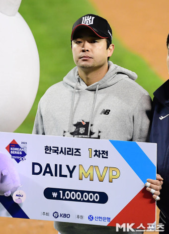 ‘결승타’ 문상철 ‘KS 1차전, 데일리 MVP!’ [MK포토]