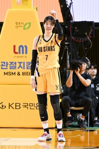 ‘30-20 이어 트리플더블까지’ 여제 박지수의 KB스타즈, 삼성생명 꺾고 2연승 질주