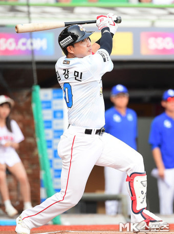 한화 선택 받은 김강민, 현역 생활 연장 결정…보류선수 명단 포함