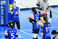 ‘정관장 어쩌나’ 충격의 5연패+5위 추락…아베크롬비 35점 폭발! IBK기업은행, 정관장 꺾고 4위 점프 [MK화성]