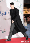 김우빈 ‘큰걸음으로 가!’