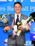 NC 손아섭 ‘최고의 선수상 수상받고 감출수 없는 미소’ [MK포토]