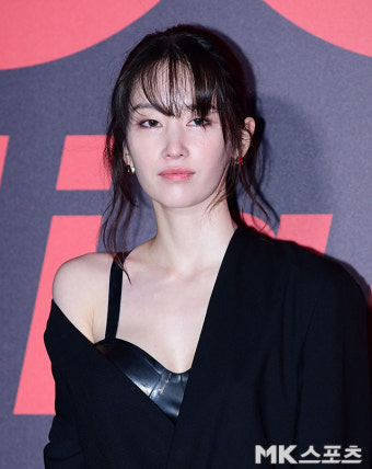 전종서 ‘한파에 한쪽 어깨 드러내고’