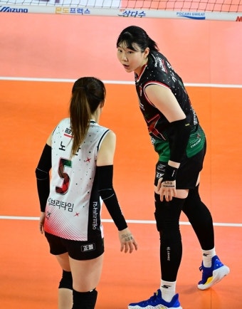 지아-메가 39점 폭발! 정관장 4위 탈환→3위 GS 맹추격…도로공사 왜 이러나, 1110일 만에 6연패 수모 [MK대전]