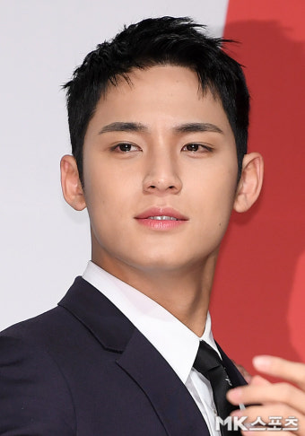 세븐틴 민규 ‘치명적 눈빛’