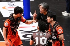 4R 5연승 파죽지세, 3위와 단 승점 2점 차…‘레오 23득점’ OK금융그룹, 최하위 KB손해보험 셧아웃 완파 [MK안산]