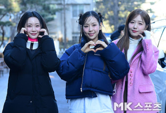 홍지윤-강예슬-정다경 ‘하트 그리며 출근’