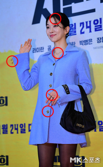 정윤하 ‘블루 재킷과 검정 스타킹으로 연출한 하의실종 패션’ [틀린그림찾기]