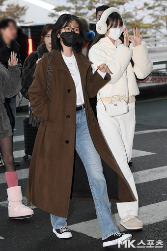 안유진 ‘청바지에 스니커즈+코트로 공항패션 완성’