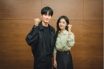김수현·김지원, 설레는 부부 케미…‘눈물의 여왕’ 대본리딩 현장