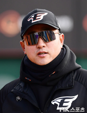 훈련 지켜보는 최원호 감독 [MK포토]