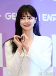 권나라 ‘사랑스러운 손하트’