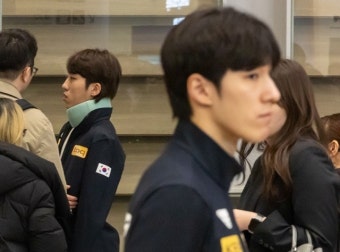 ‘팀킬’ 논란 휩싸인 황대헌 “고의 아니었다”…박지원은 목 보호대+붕대 착용한 채 귀국