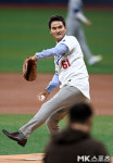 박찬호 ‘61번 반반 유니폼 입고 MLB 서울시리즈 시구’ [MK포토]