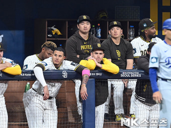 더그아웃서 MLB 개막전 지켜보는 고우석 [MK포토]