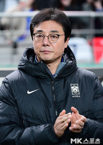 황선홍 임시 감독 ‘반드시 승리한다’ [MK포토]
