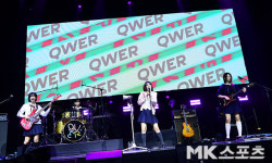 ‘고민중독’ 무대 선보이는 QWER