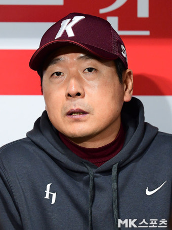 취재진들과 대화 나누는 홍원기 감독 [MK포토]