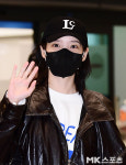 ‘대만 달구고 쿨하게 입국한’ 아이유, ‘공항 종결자’의 ‘레트로 스타일’
