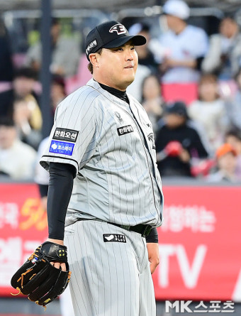 류현진 ‘선두타자 볼넷이 아쉬워’ [MK포토]