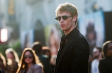 오웬 티그, ‘혹성탈출’ 시사회에서 “헤어 스타일로 도시적 매력 발산...레드카펫이 들썩”(헐리우드)