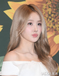 ‘심신 딸’ 벨, 시선 사로잡는 눈부신 화이트 원피스