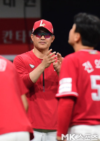 이숭용 감독 ‘승리한 선수들에게 박수로 격려’ [MK포토]