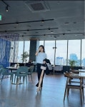 백지영, 발렌티노 가방 5개 들고 카페 나들이