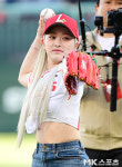 위나 원이 ‘잘록한 허리라인 뽐내며 시구’ [MK포토]