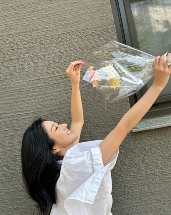 서예지, 따스한 햇볕 속 꽃다발과 함께 연예계 복귀? 입가 미소의 의미는?“