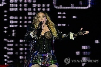 美 관객 소송 제기, 이유 살펴보니...“마돈나 콘서트, 포르노 보는 듯했다”