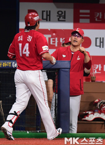 이숭용 감독 ‘최정, 홈런 축하해’ [MK포토]