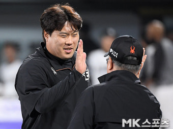 류현진-김경문 감독 ‘승리의 하이파이브’ [MK포토]