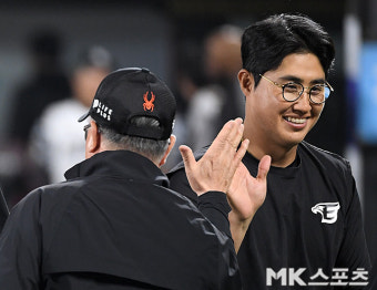 채은성 ‘김경문 감독과 하이파이브’ [MK포토]