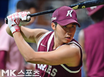 ‘타자 전향’ 장재영 ‘비지땀 흘리며 타격훈련’ [MK포토]