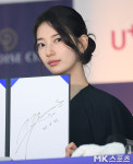 수지 ‘사인도 예쁘다’ [MK포토]