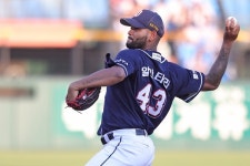 국민타자 애타는 장마 언제 오나, 20승 효자도 우완 영건도 연쇄 붕괴…한계 임박한 두산 마운드