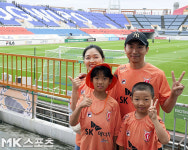 ‘집에서 5분 거리’ 울산 홈구장 두고 제주 찾는 한 가족의 이야기 “우린 제주란 팀의 일원입니다” [이근승의 믹스트존]