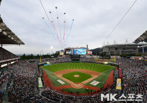 2024 KBO 올스타전을 화려하게 수놓는 블랙이글스의 에어쇼 [MK포토]