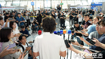 홍명보 감독 출국 ‘뜨거운 관심’ [MK포토]