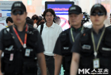 철통 경호 속 출국하는 홍명보 감독 [MK포토]